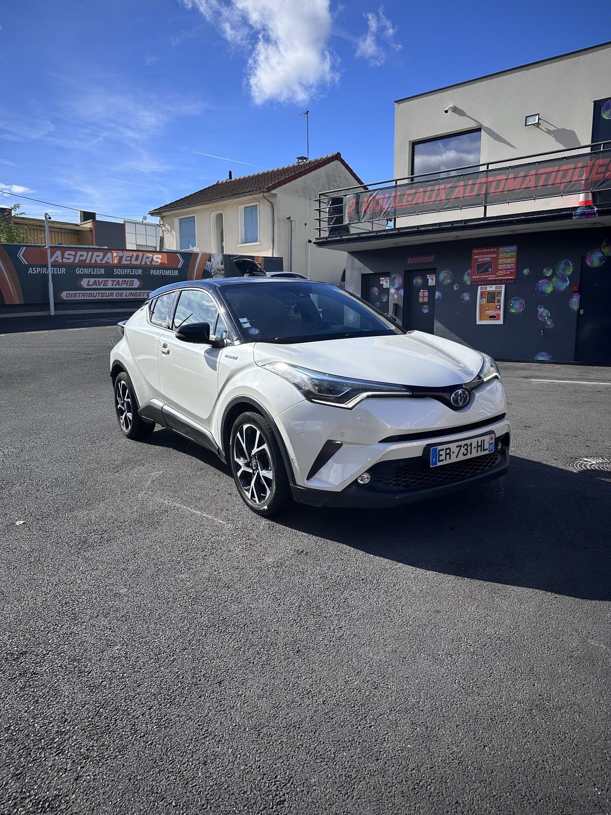 Toyota C-HR hybride blanc de l’agence Dewenaty