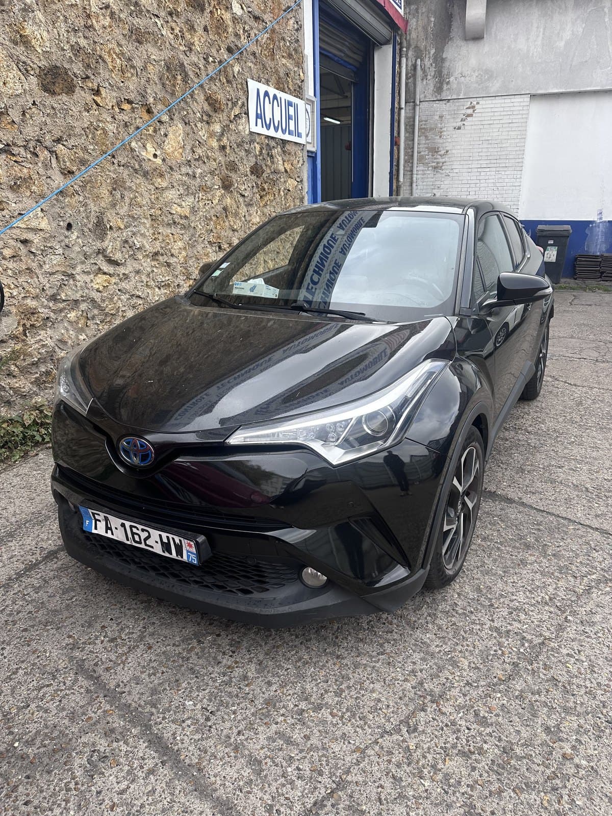 Toyota C-HR hybride noir de l’agence Dewenaty